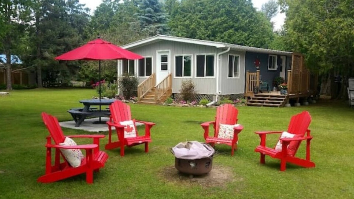 Bonnechere Valley Cottage | Beautiful lakefront cottage on quiet lake.