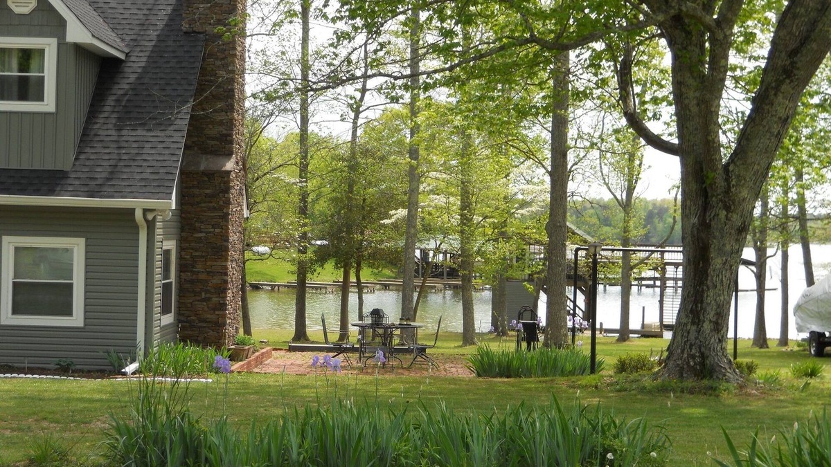 Ten Mile House | Beautiful Lakefront Cabin with Unique Multi-Level Boat Dock Now With WiFi