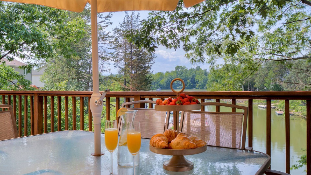 Athens House | Beautiful Lakefront Chalet, 20 mins to Hudson, close to skiing