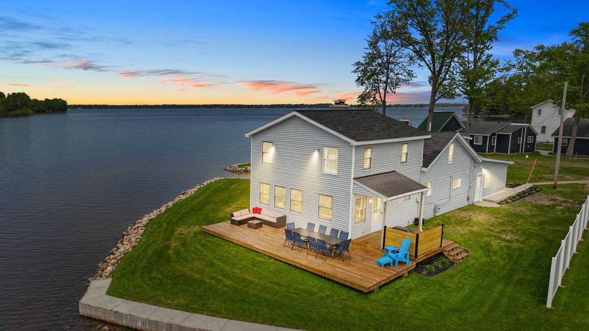 Cadillac House | Beautiful Lakefront Home on Sunset Point