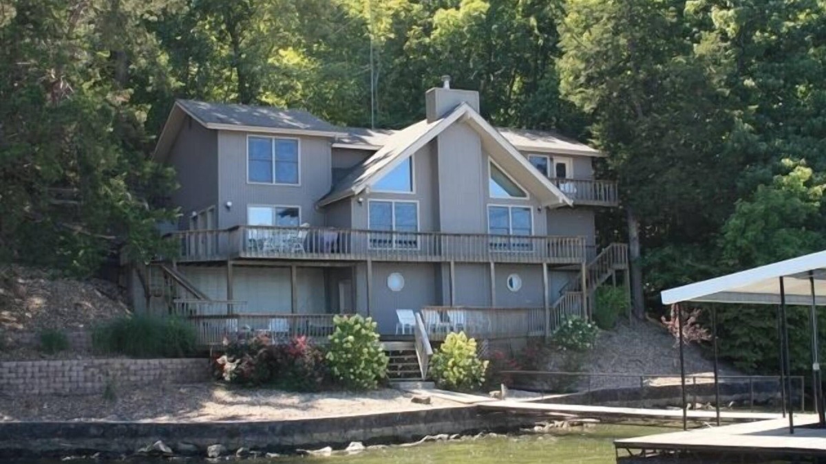 Camdenton House | Beautiful Lakefront Home ~ 4BD/3 Master Suites ~ Outstanding Lake Views!