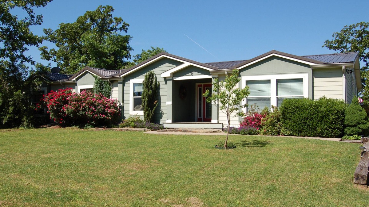 Blocker House | Beautiful Lakefront Home At Sunset Shores