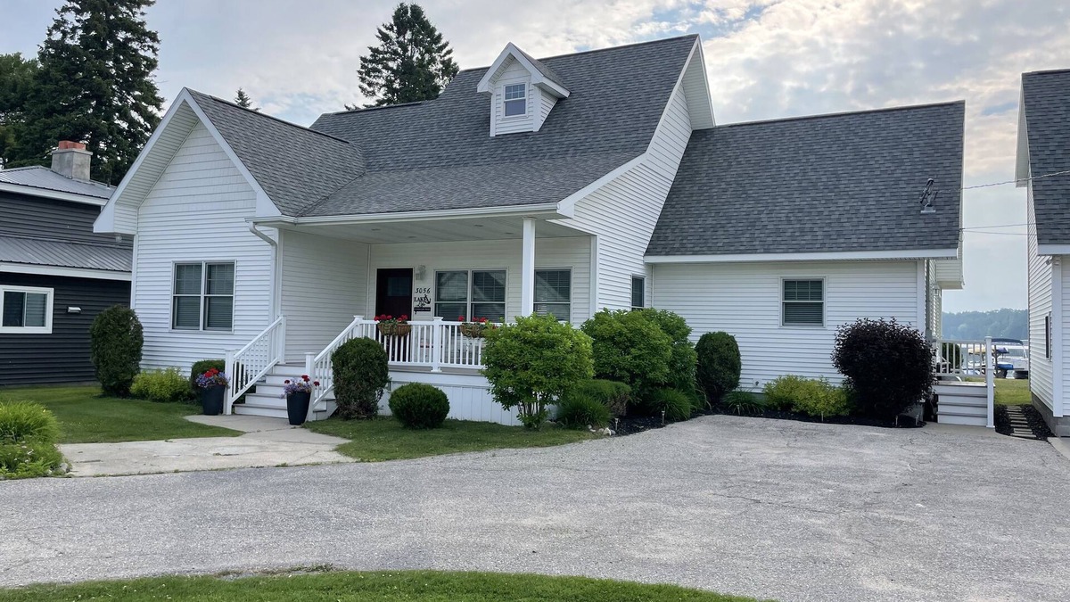Conway House | Beautiful Lakefront Home- Crooked Lk-Petoskey/Harbor Springs/Nubs- boat/bike/ski