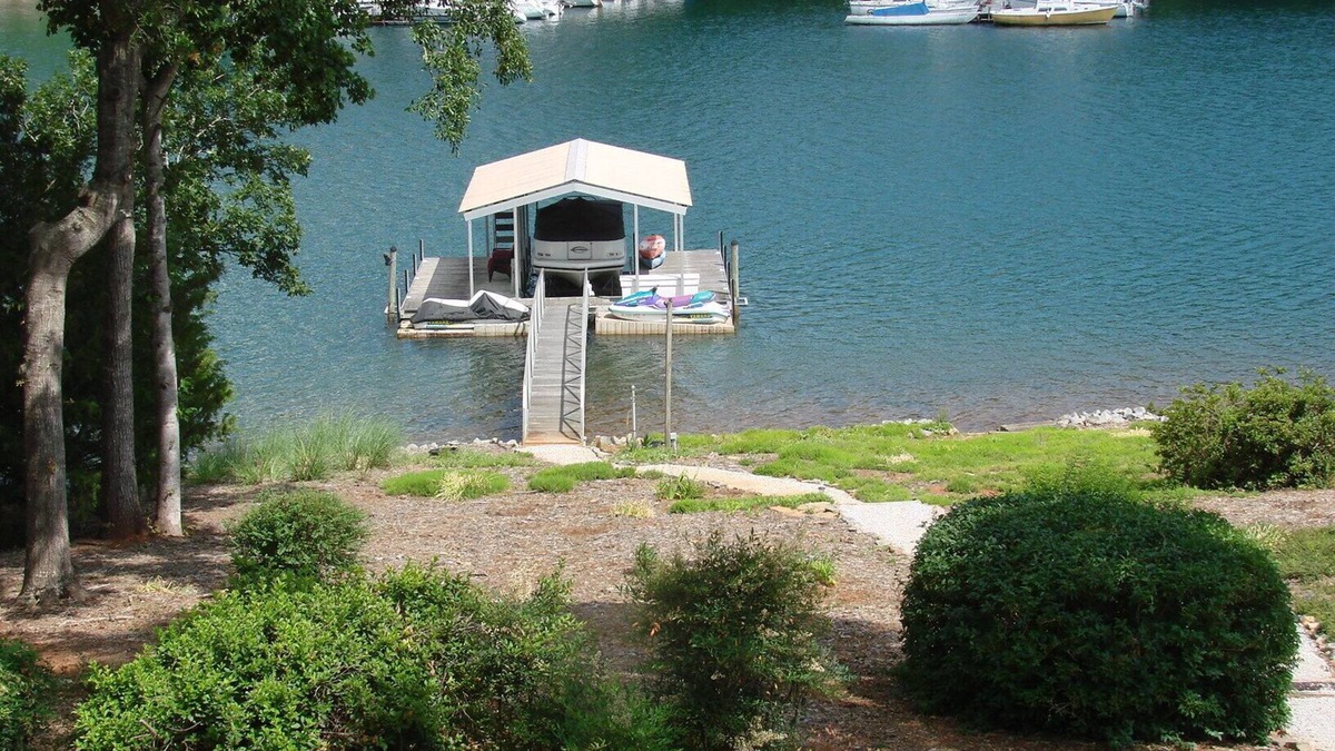 Seneca House | Beautiful lakefront home in quiet cove on Lake Keowee! Minutes from Clemson!