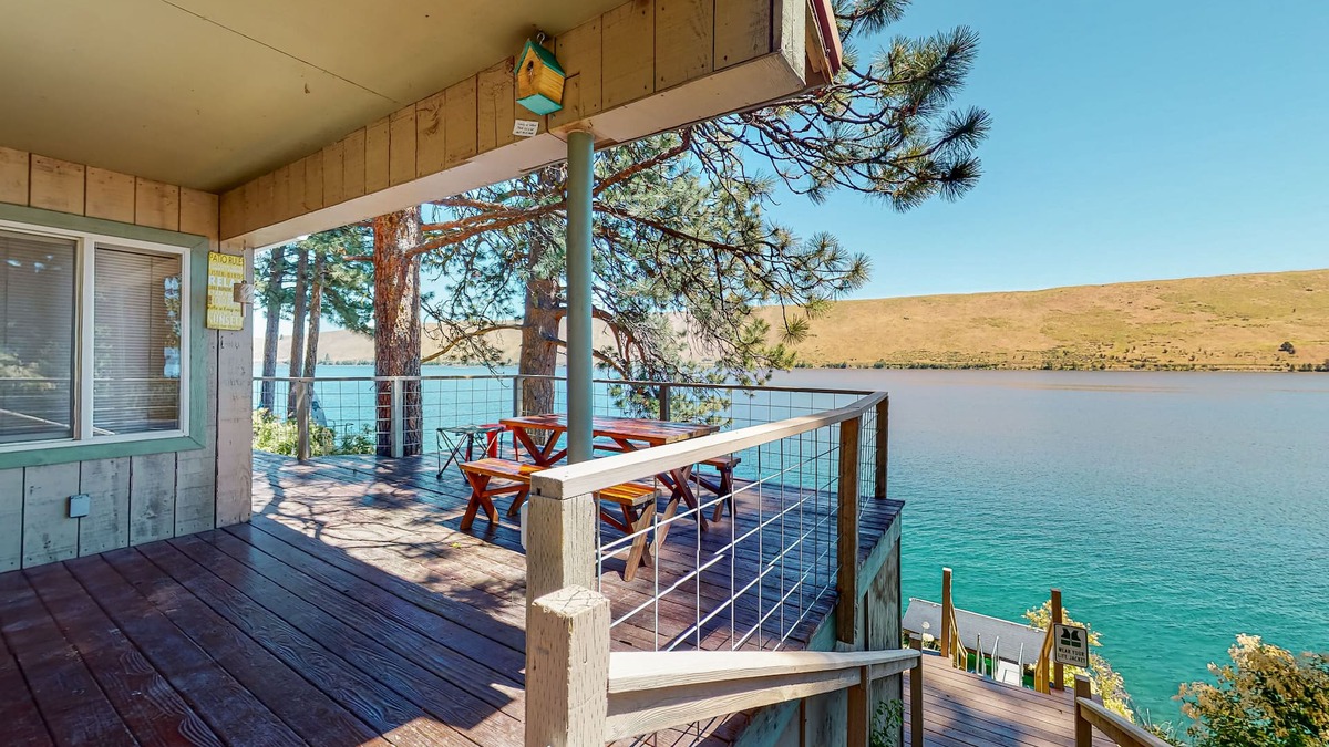 Joseph House | Beautiful lakefront house with private boat dock, washer/dryer & fireplace
