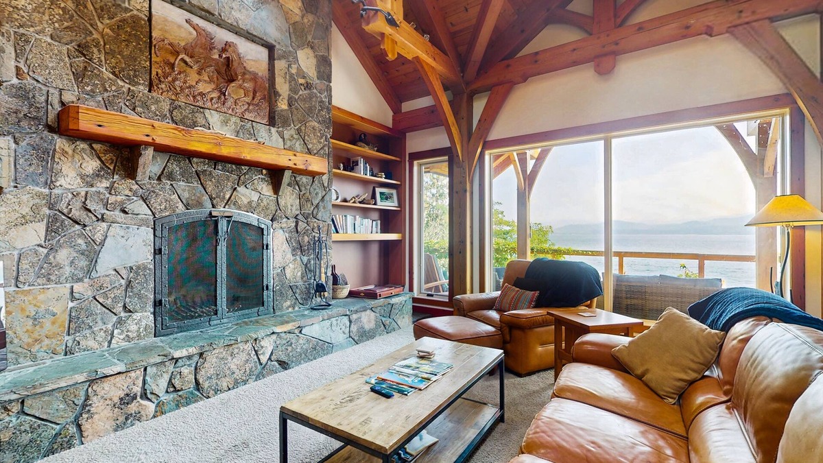 Sandpoint Cabin | Beautiful lakefront lodge w/views, private beach access, & large deck