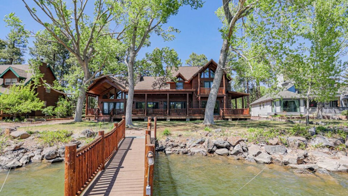 Pinetop-Lakeside Cabin | Beautiful Lakefront Luxury Cabin in The Shores at Rainbow Lake gated community