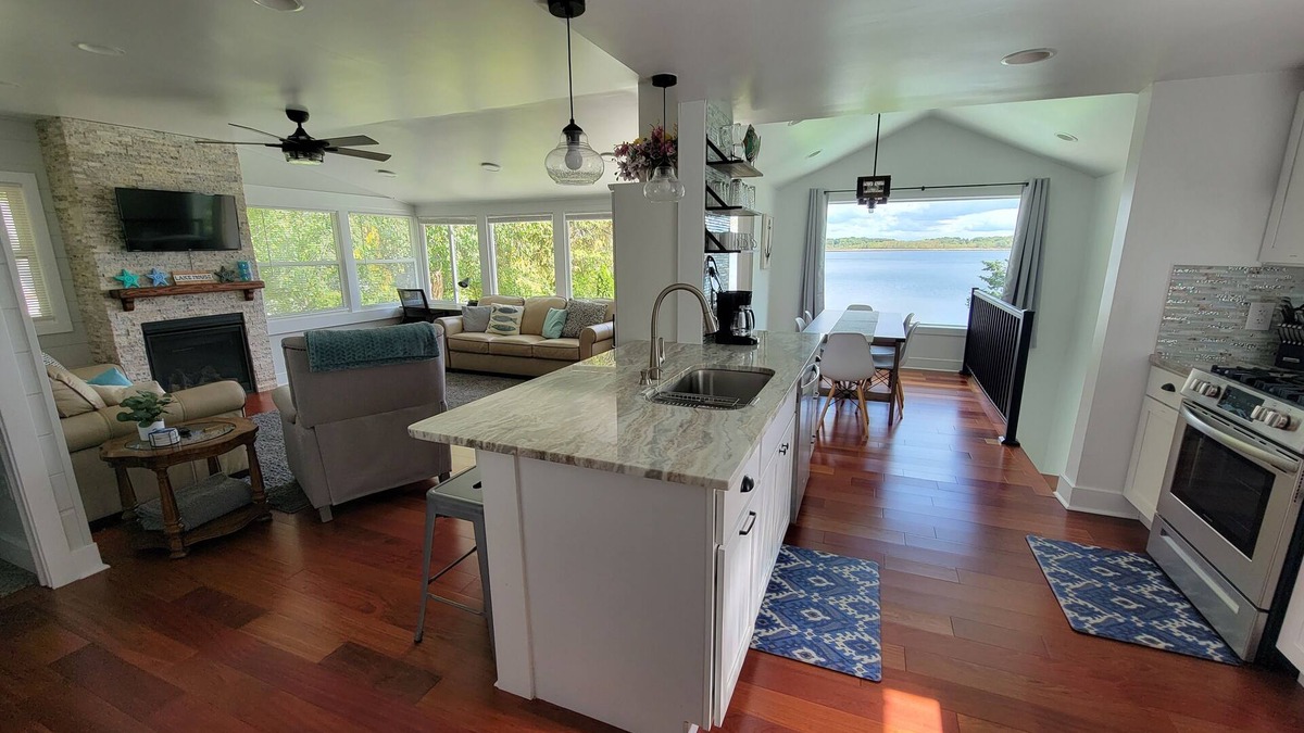 Vicksburg House | Beautiful lakefront property on Barton Lake!