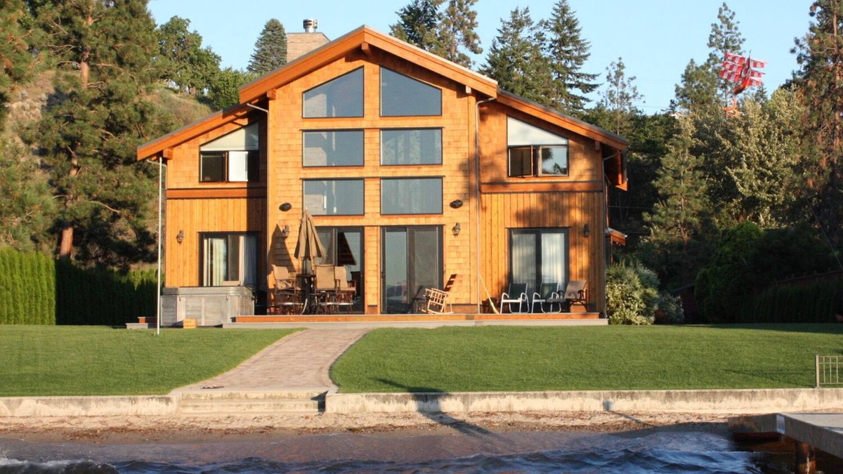 Okanagan-Similkameen House | Beautiful Lakefront Property in Naramata, British Columbia, Canada