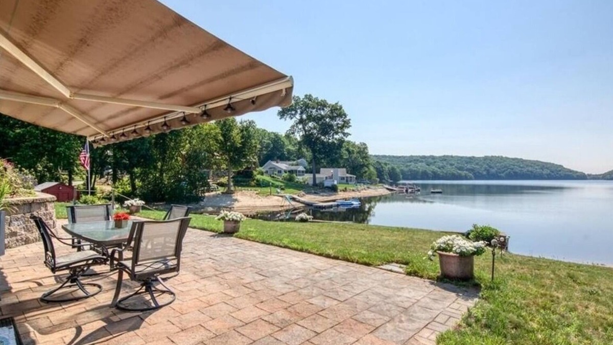 Montville House | Beautiful lakefront retreat just 15 mins to casino