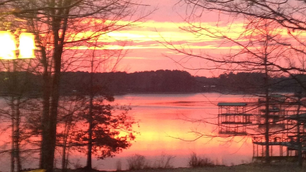 Cedar Bluff House | Beautiful Lakefront Getaway