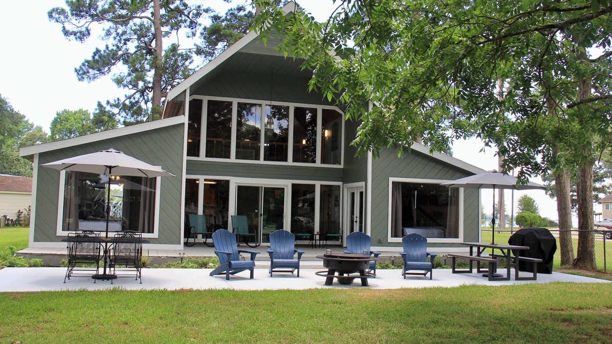 Blanchard House | Beautiful Lakefront Home - 4BR/3BA - Huge Lot! - 400ft of bulkhead - Boathouse