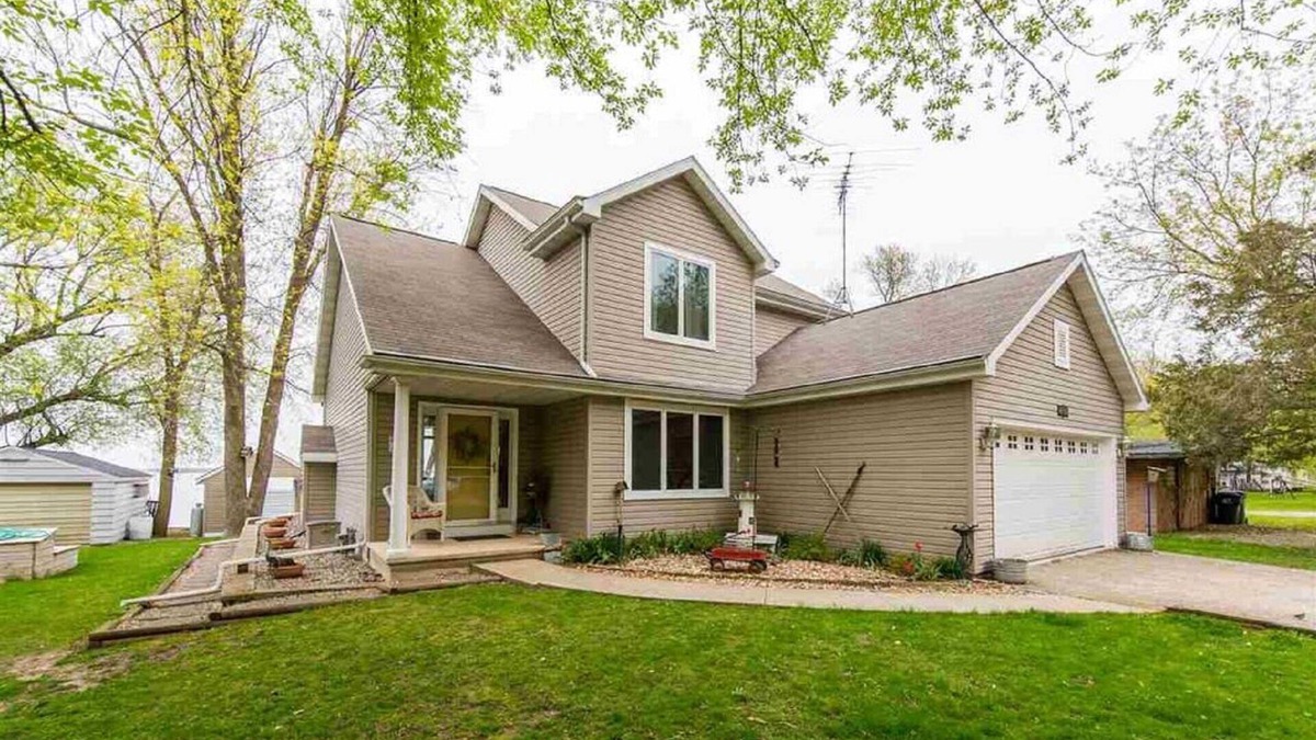Winneconne House | Beautiful Lakefront Home ~ Outstanding Sunsets ~ Includes Hot Tub!