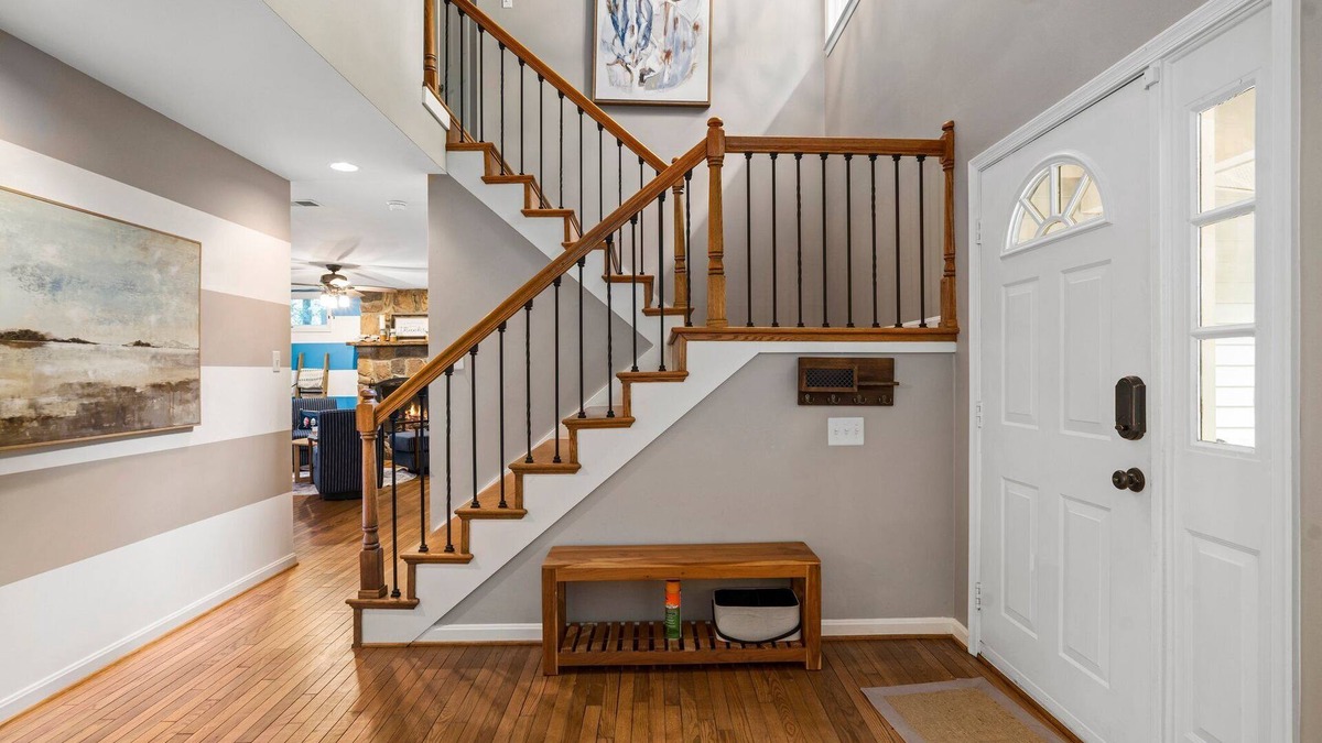 Locust Grove House | Beautiful Lakehouse w/kayaks & Canoes + Hotub Gated Community w/Private Beach