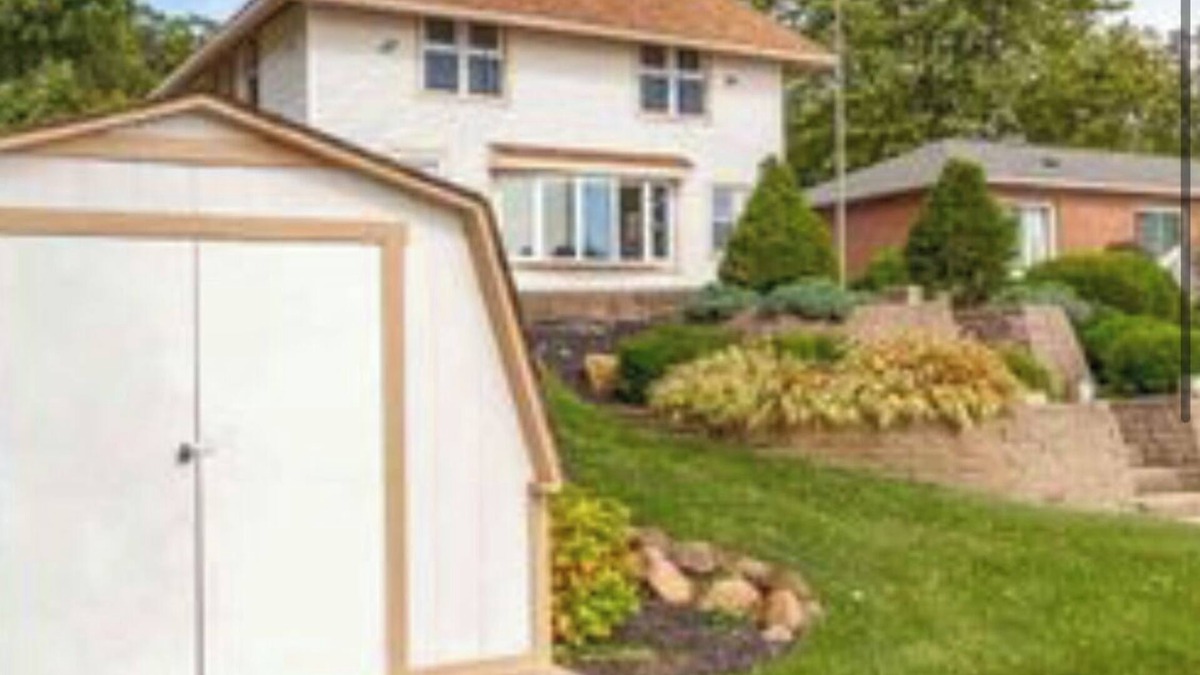 Onsted House | Beautiful lakehouse directly on all sports lake. Stunning views!58ft frontage.