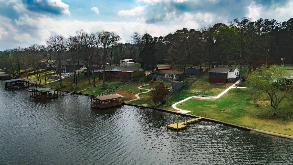 Mid America Cottage | Beautiful lakehouse on main channel with boat dock large backyard Lake access
