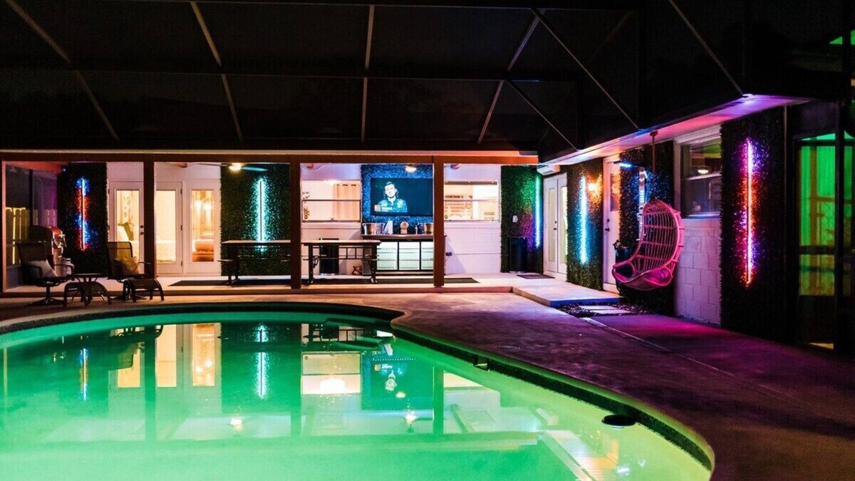 Casselberry House | * Beautiful Lakehouse with Pool and Movie Theater*