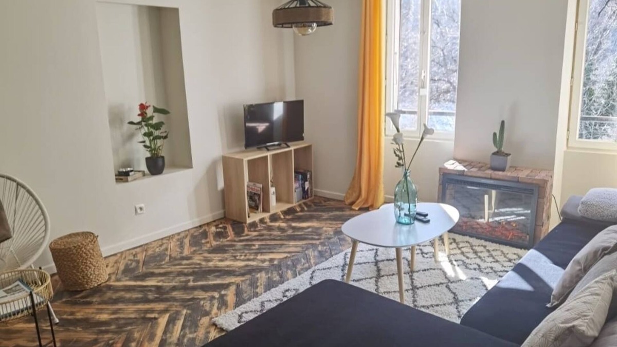 Le Lauzet-Ubaye Apartment | Beautiful lakeside apartment close to the ski resort