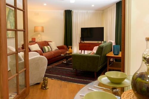 Ringwood East House | Beautiful lakeside unit in Ringwood East