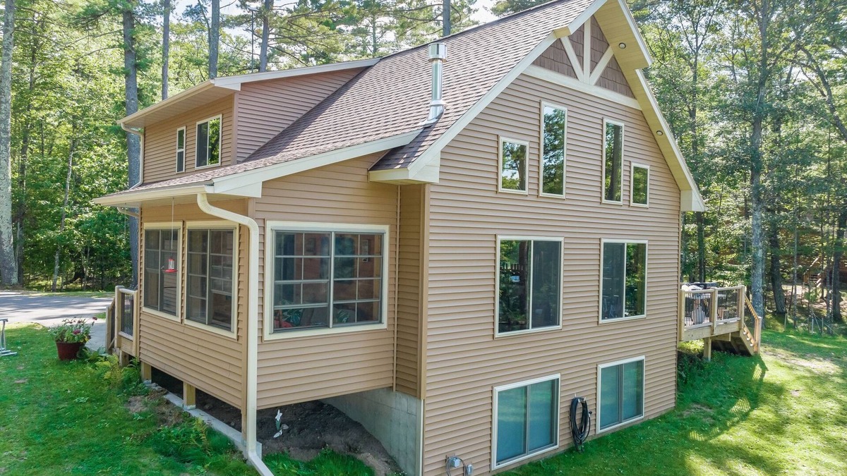 Woodruff House | Beautiful Lakeside Home