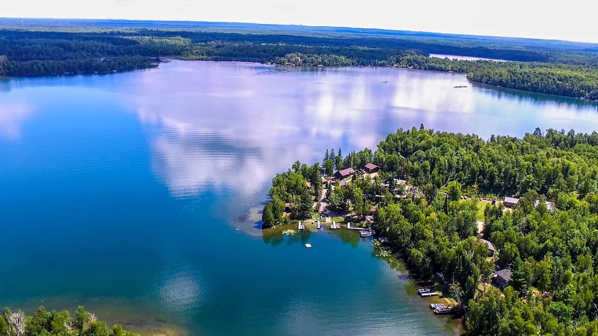 Grand Rapids House | Beautiful lakeside Log Cottage