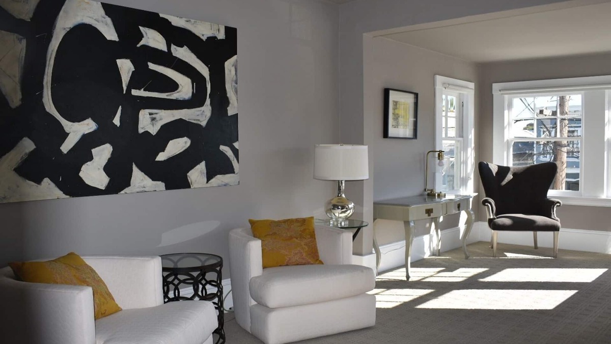 Lake Street Apartment | Beautiful large 2 Bedroom Flat Centrally Located In A Great Neighborhood.
