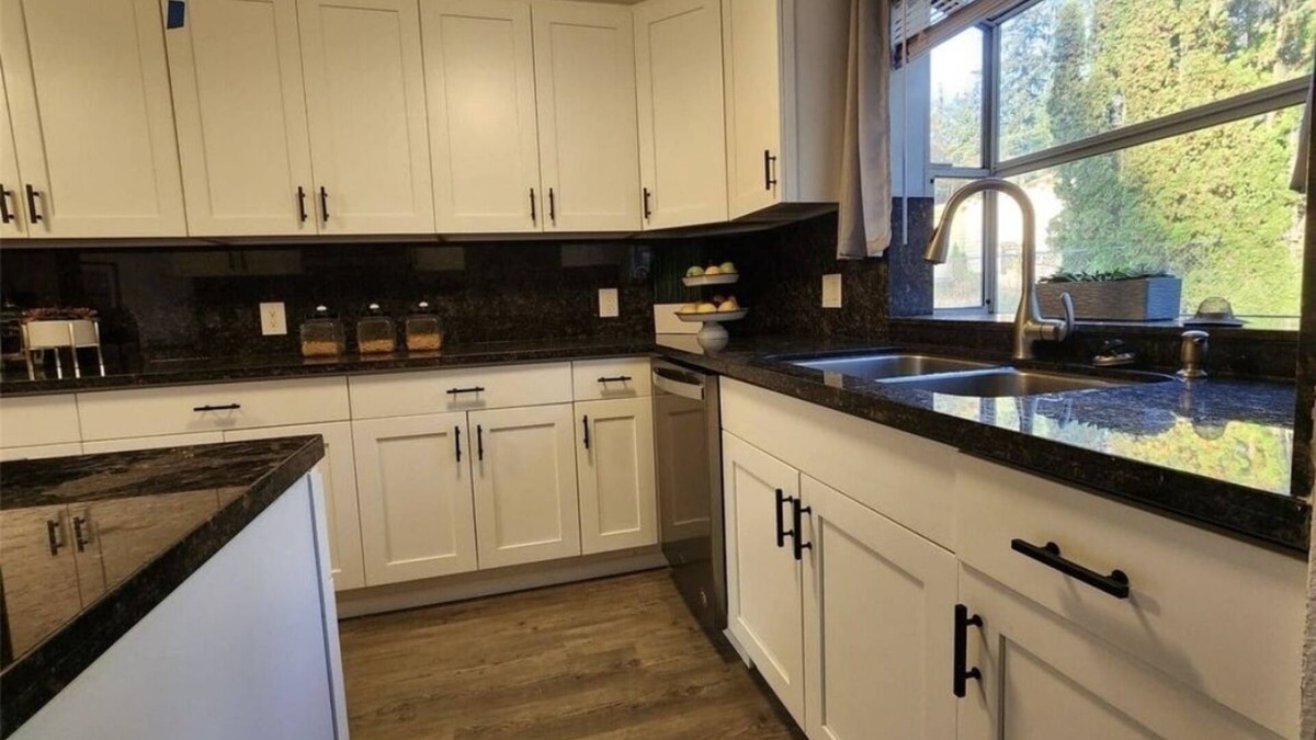 Silver Lake House | Beautiful large 4 bedrooms one level home in Everett.
