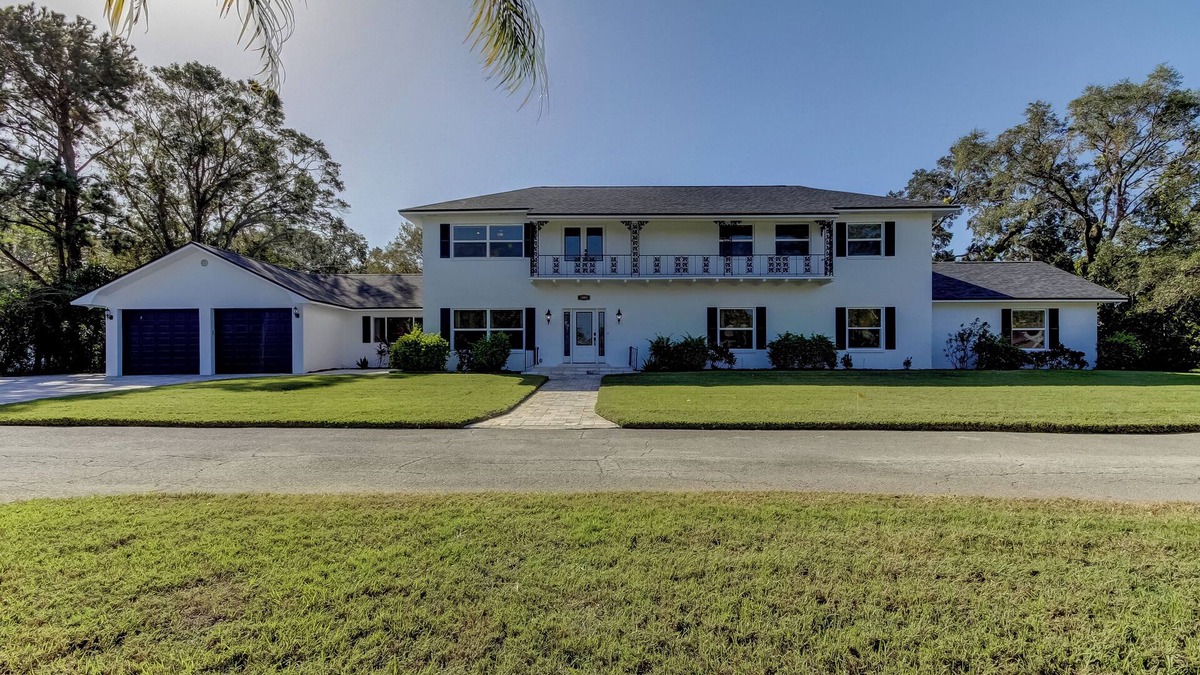 Dunedin House | Beautiful Large 5 Bedroom home! FREE Golf Cart! Close to Downtown! Video Games!