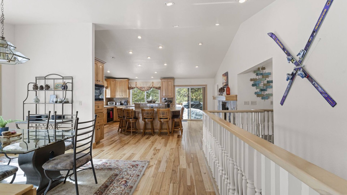 Round Hill Village House | Beautiful Large 6 bedroom Lake Tahoe retreat with large entertainment areas