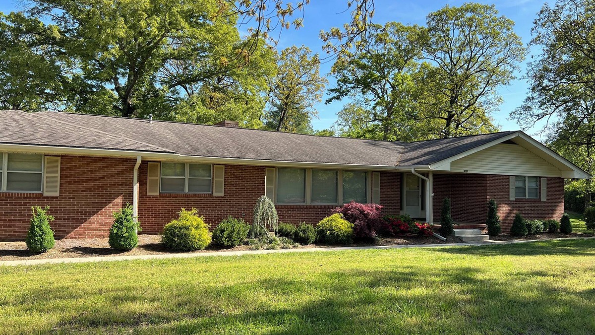 Middle Valley House | Beautiful large home on Lake Chickamauga at Dallas Bay with private boat ramp.