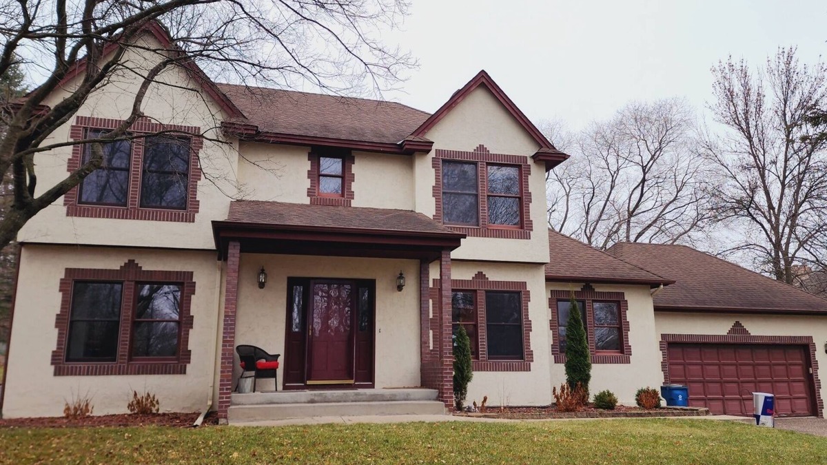 Minnetonka House | Beautiful large home on quiet Wayzata lot!