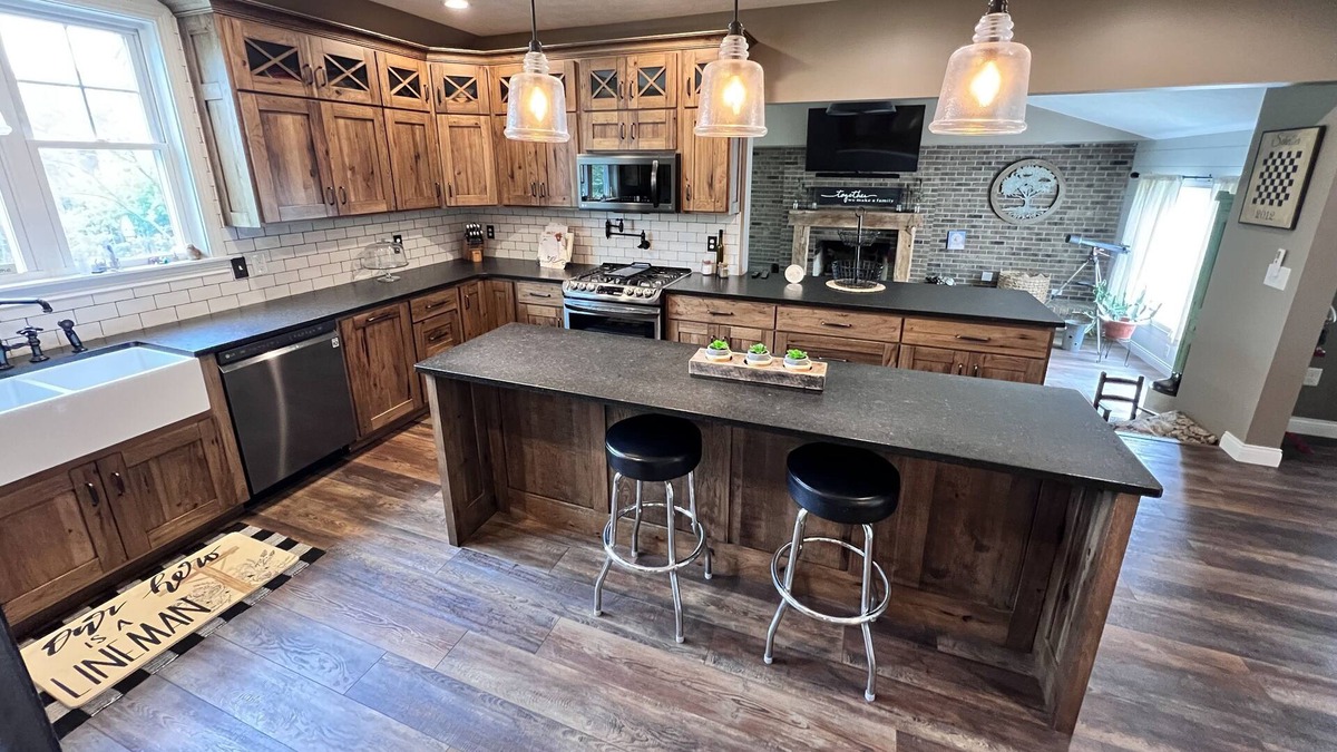Linton House | Beautiful large home with a Fire Place and large kitchen!!