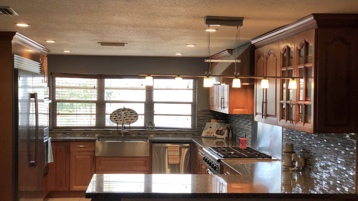 Twin Lakes House | Beautiful Large Waterfront Property with Pool