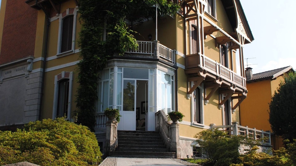 Porto Valtravaglia Villa | Beautiful Liberty Villa with pool by the Lake Maggiore