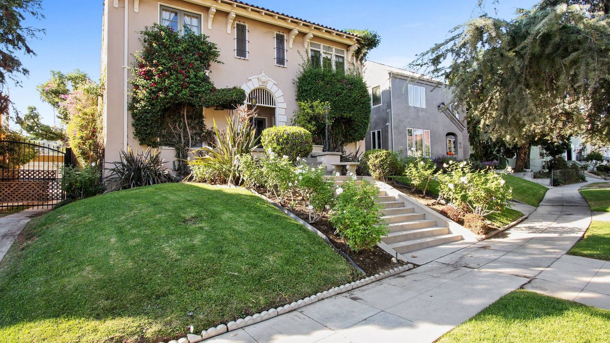 Larchmont Apartment | Beautiful, light filled top floor suite with hardwood floors+ downtown view!