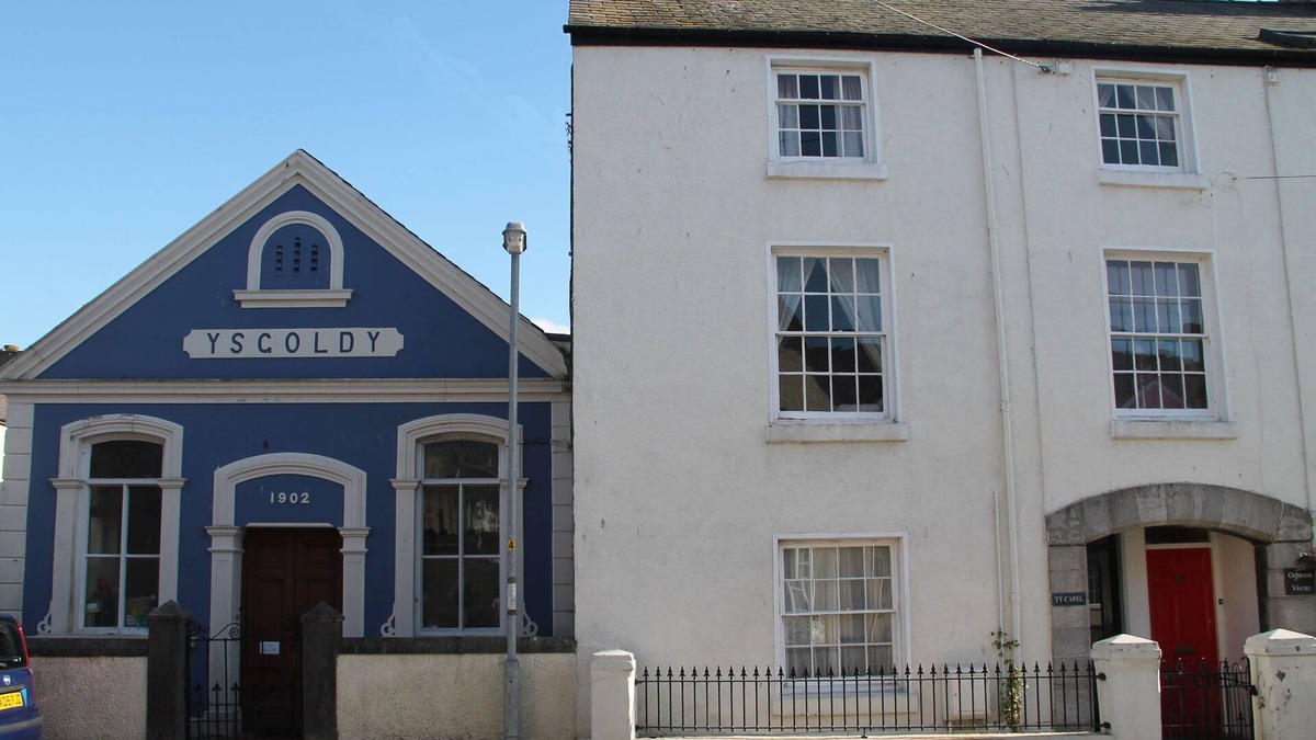 Beaumaris House | Beautiful Listed Townhouse in the lovely seaside town of Beaumaris
