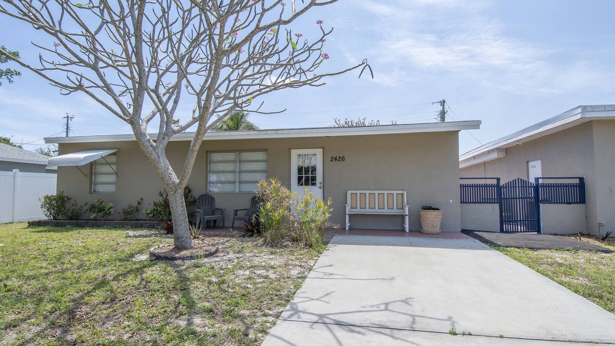 Jensen Beach Cottage | Beautiful little two bedroom cottage in scenic Jensen Beach.