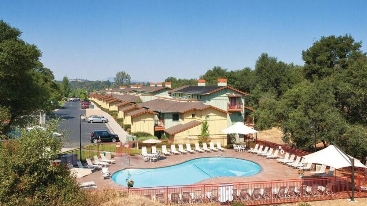 Altaville Condo | Beautiful Location and great resort amenities including outdoor pool in this 1BD condo