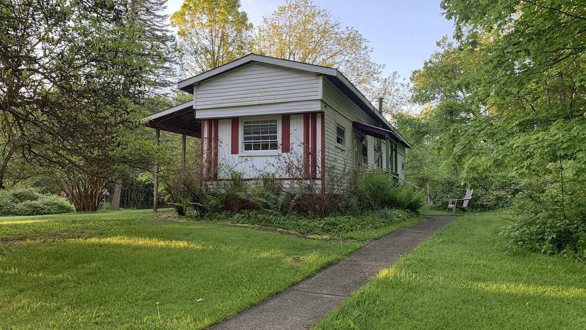 Jeffersonville House | Beautiful lodge house on 5 acres 2.5 miles from Bethel woods and Casinos