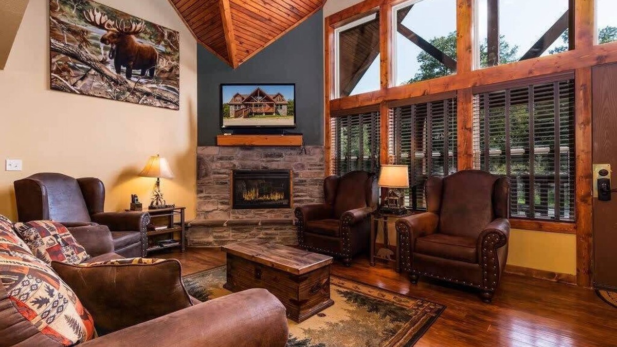 Reeds Spring Cabin | BEAUTIFUL LODGE with 7 Master Suites! By Pool!