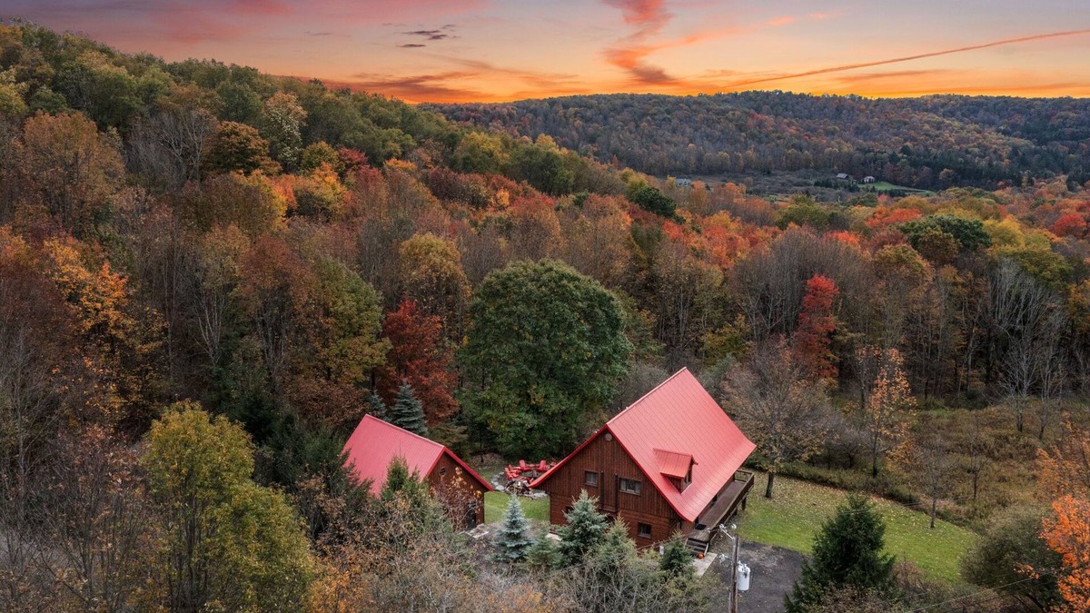 Ellicottville Ski Chalet | Beautiful Log Cabin! Hot-Tub, Bonfire & Private Yet 4 Mins to Downtown!