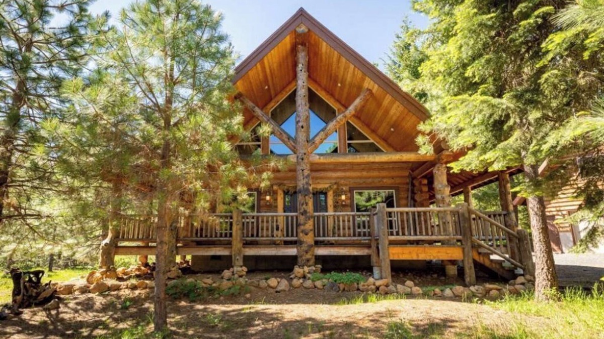 Klamath Falls Cabin | Beautiful Log Cabin in the Pines