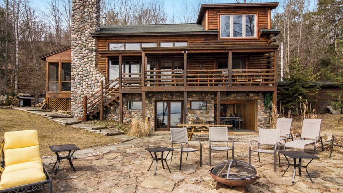 Traverse City Cabin | Beautiful log cabin with private East Bay frontage on Old Mission Peninsula