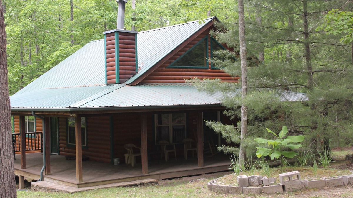 Jamestown Cabin | Beautiful Log Cabin 4 Horse Stalls and 2 Corrals, Big South Fork National Park.