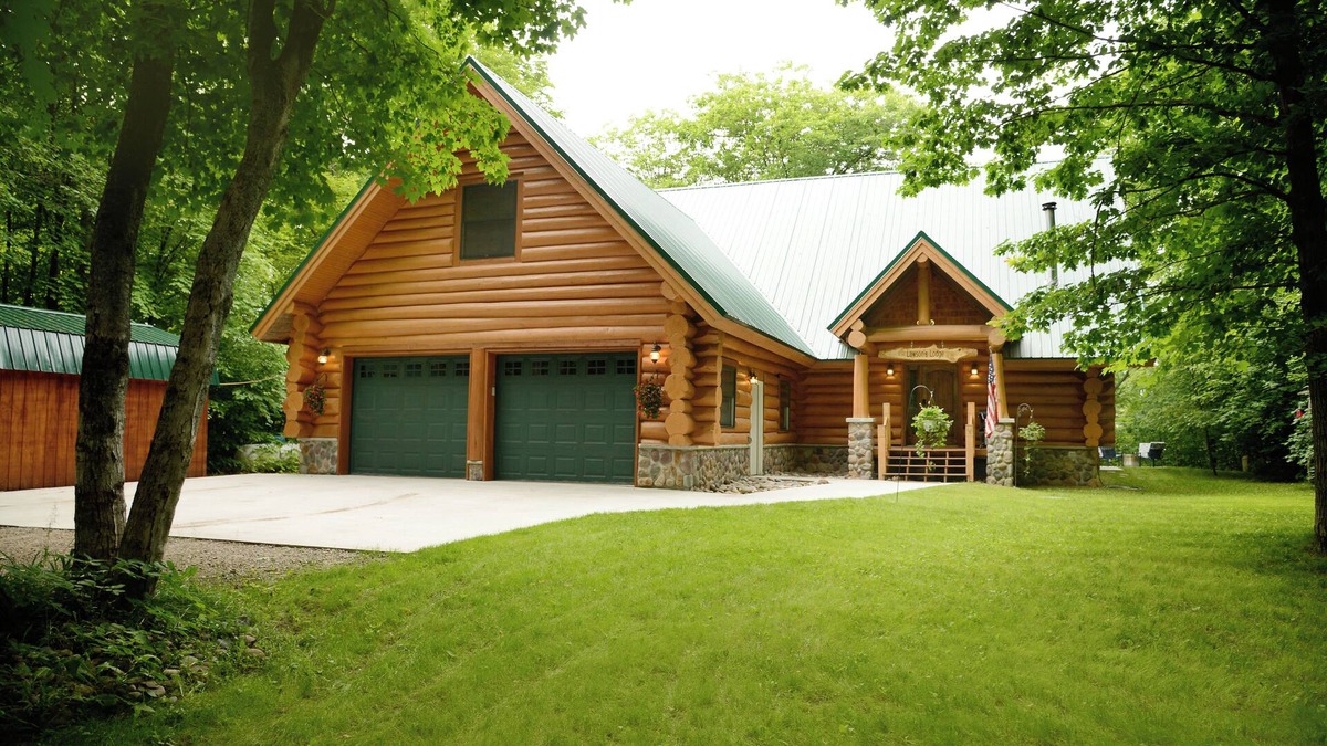 Brimley Cabin | Beautiful log cabin in the woods with a hot tub. 5 min walk to a quiet beach.