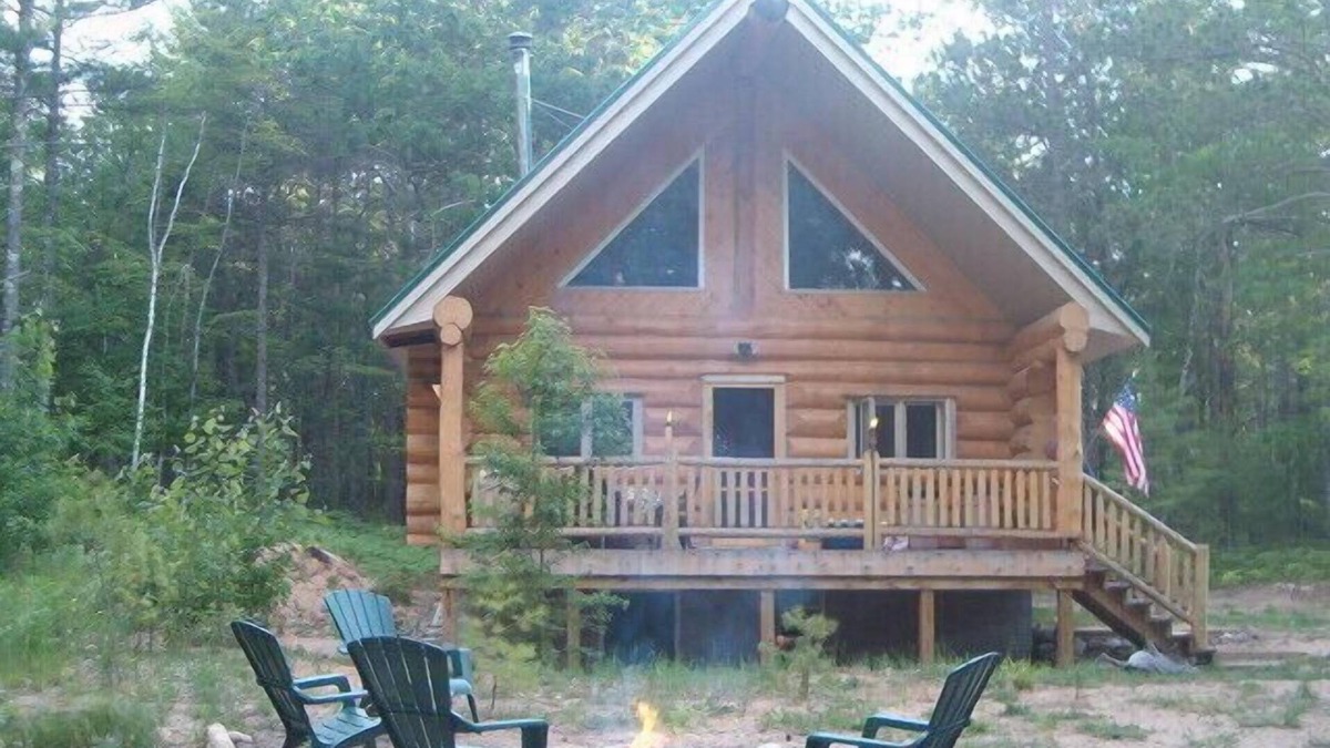 Au Train Cabin | Beautiful log cabin nestled in the Hiawatha National Forest located in The UP.