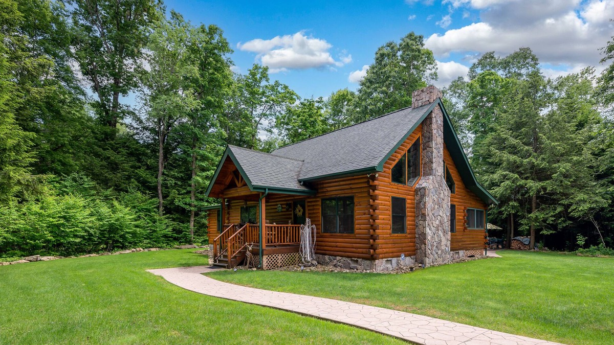 Turkey City Cabin | Beautiful Log Cabin on 17 Acres in NW Pennsylvania w/Hot Tub