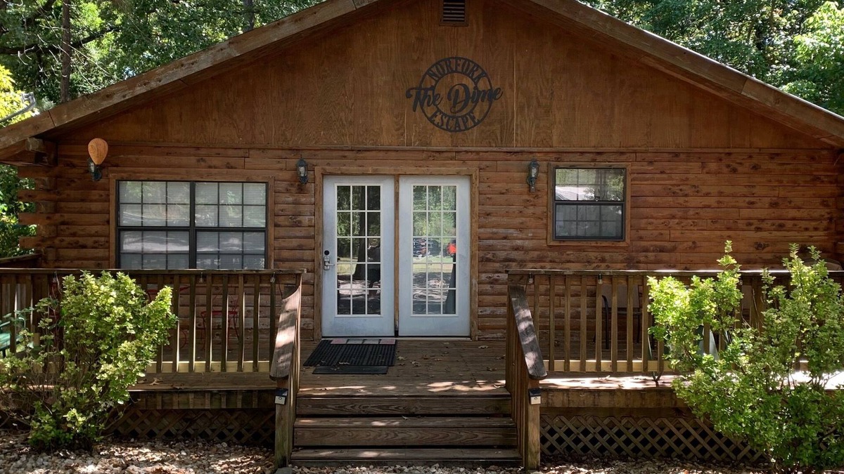 Norfork Cabin | Beautiful Log Cabin. Sleeps 2-8. Reds Landing boat ramp .5 mi away. A+ fishing.