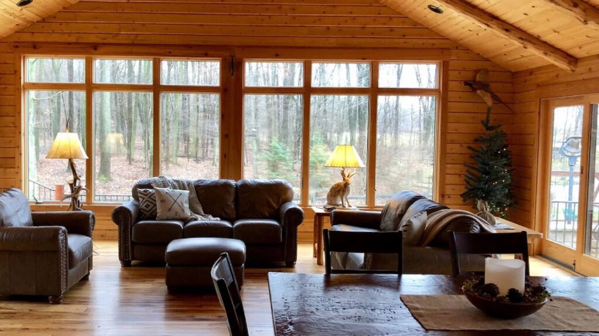 Dundee Cabin | Beautiful Log Cabin nestled in the woods of Amish Country. Relax in our hot tub!