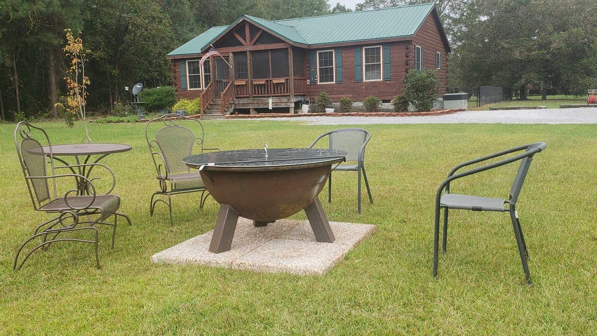 Hartsville Cabin | Beautiful Log Cabin on a quiet picturesque farm.